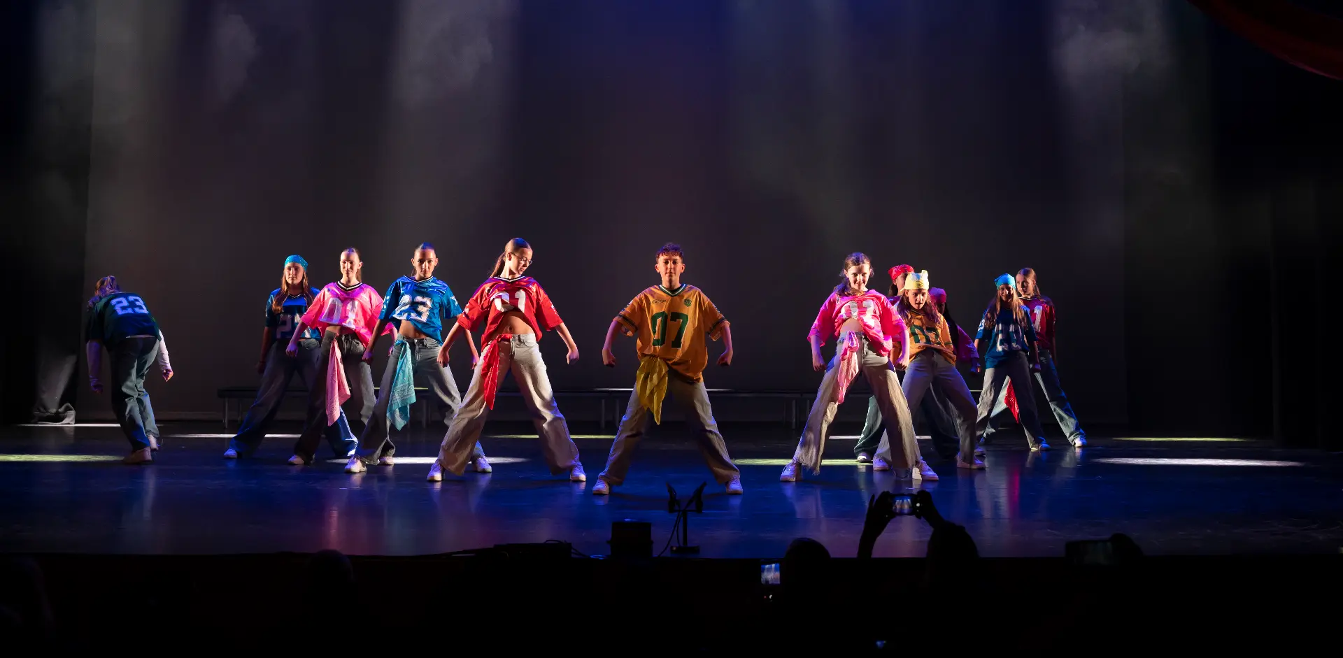Dansers op het podium bij Dansschool MBition